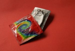 los preservativos deben utilizarse tambien durnte el tratamiento con isotretinoina.