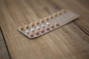Durante el tratamiento con isotretinoina se deben usar pildoras anticonceptivas
